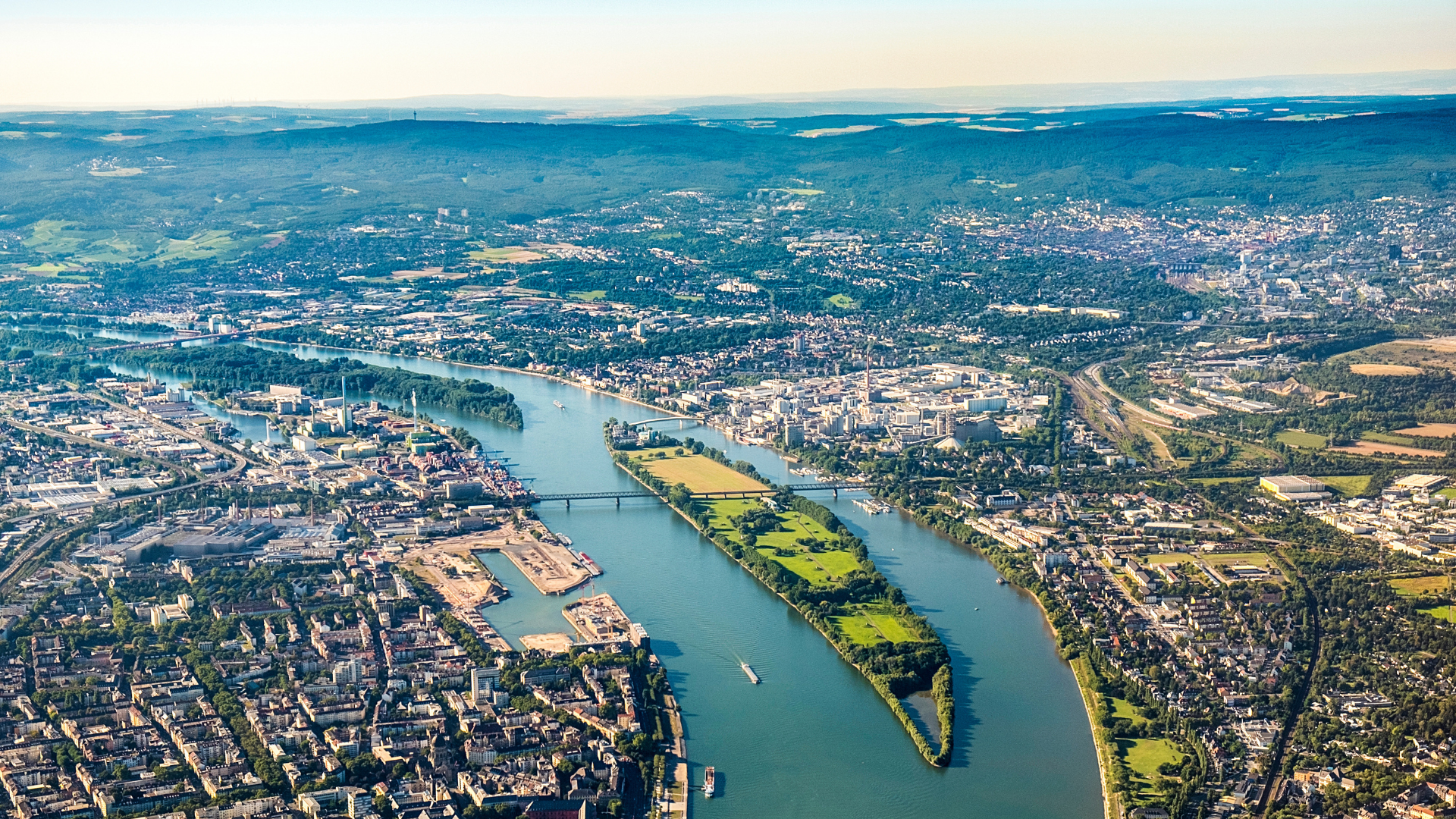 Luftbild von Mainz mit Rheinufer und Neustadt